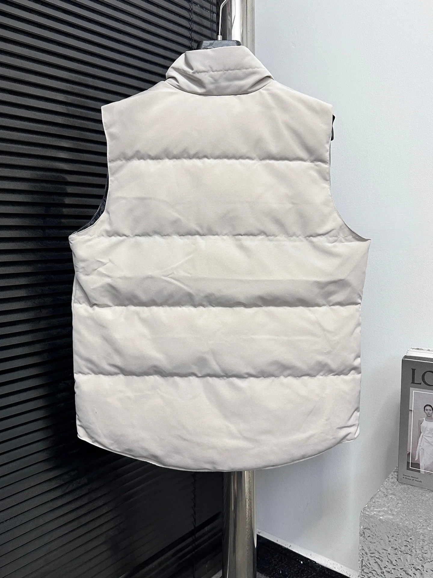 P360 [Canada Goose] Canada Goose black label #Freestyle Crew 4151mb men’s and women’s vest down ➖ Imported Behringer embroidery machine with customized 10,000-needle embroidery label! ➖ Imported 21-count polyester-cotton blended original fabric, using Feather-Light 10D waterproof coating fabric, made of 84.5% polyester fiber and 15.5% cotton, 100% the best feel in the entire network! ➖ The genuine official website uses the national standard 80 white duck down, and will never be misled by false claims such as 90 down or goose down! ➖ 100% nylon nylon lining with double double-layer sealing design to prevent velvet from running away. Top-grade polar fleece is used in the collar and pockets to keep warm and comfortable! ➖ Yoshida YKK provides original custom-made electroplated sliders. YKK two-way lockable zippers are tight and smooth and will not peel off paint! ➖ 3M composite original Velcro is durable, and all accessories and hardware are disassembled and customized! ⛔No slander, no exaggeration, no need for too much copywriting, because it is focused, it is professional!  SIZE: XS S M L XL XXL